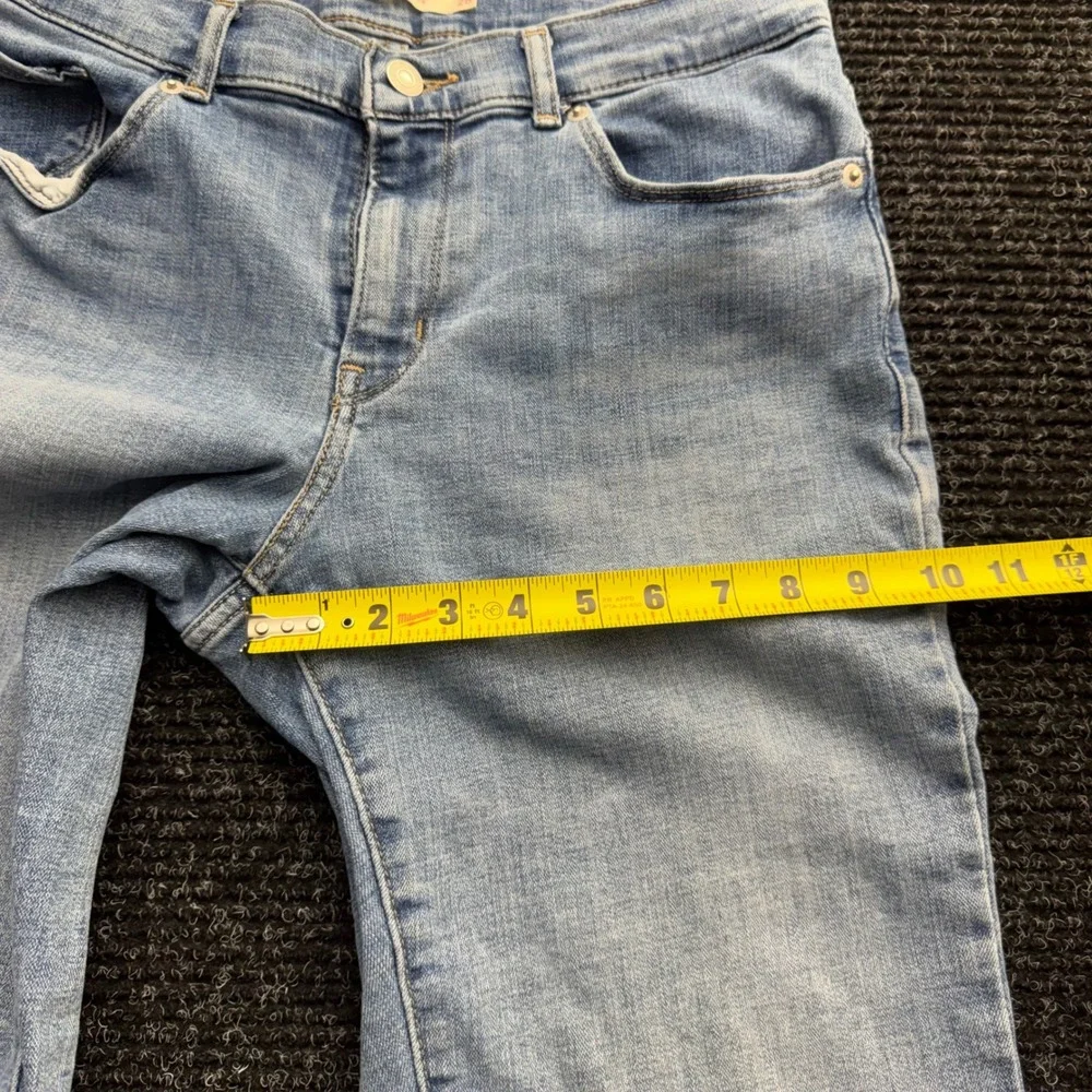 Levis Bermuda Shorts Womens 28 Light Wash Denim Mid Rise 29969-0032 Blue - Picture 5 of 10